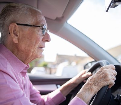 Anciano al volante