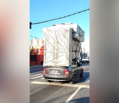 Camión trransporta colchones