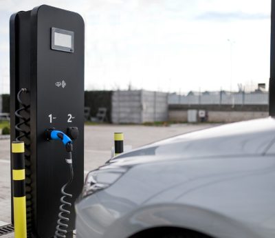 Coche gasolina aparcado en plaza de eléctrico