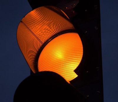 Luz ámbar semáforo