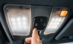 ¿Multa inminente? La verdad sobre la utilización de la luz interior del coche mientras se está conduciendo