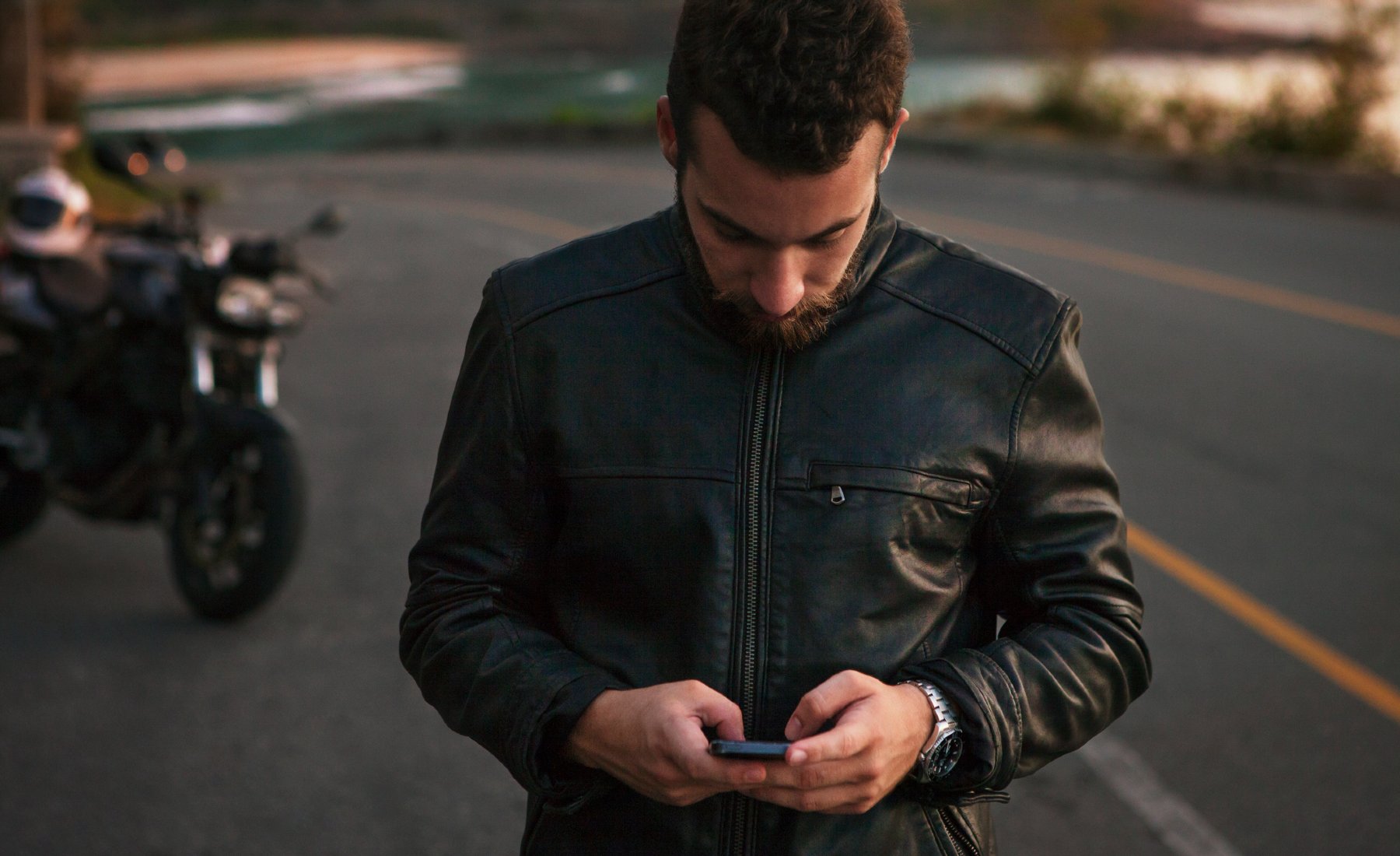 Motero llamando al seguro