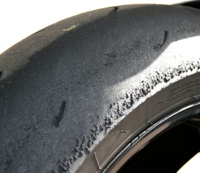 Neumático moto desgastado