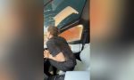 Destroza el parabrisas del coche con su cabeza por cometer esta imprudencia en un Tesla: podría haber acabado en tragedia