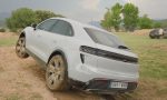 Así se comporta un Porsche Macan eléctrico por el campo: la experiencia rompe nuestras expectativas