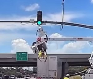 Trabajador semáforo accidente