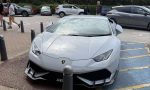 Aparcó su Lamborghini en una plaza para discapacitados, se enfurecieron con él y la respuesta del conductor dejó a todos sin palabras