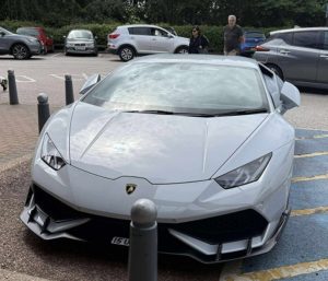 Lamborghini aparcado zona discapacidad