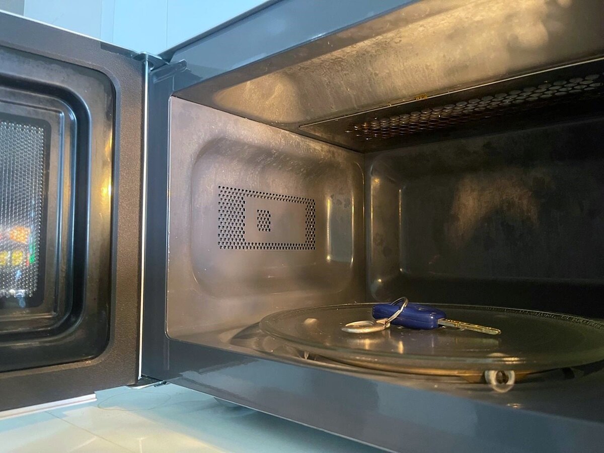 llave del coche en el microondas