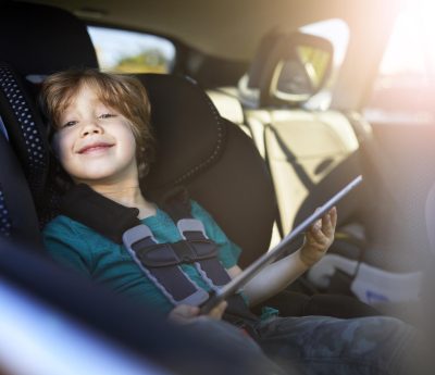 niña en el coche