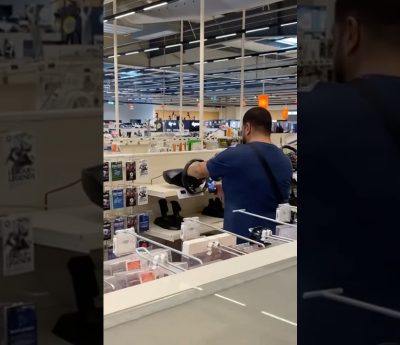 Hombre grabando volante Ferrari