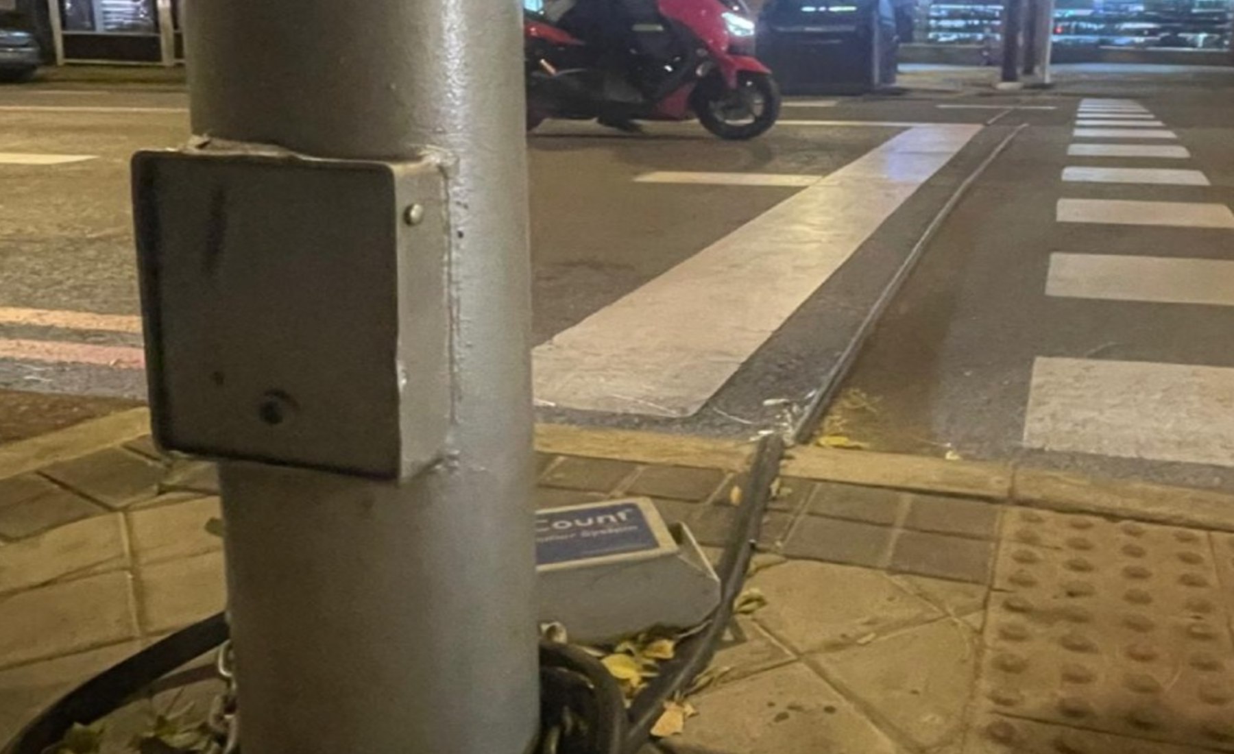 Cables negros asfalto