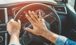 Una de las multas menos conocidas: tocar el claxon está prohibido casi siempre y la sanción es bastante elevada