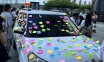 Ni un rincón vacío: se encuentra un coche lleno de notas adhesivas en mitad de la acera y la razón es insólita