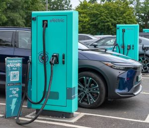 Coches eléctricos cargando