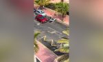 Quiere aparcar su coche en una plaza, pero se encuentra una moto: lo que hace con ella ha hecho enfurecer a las redes sociales