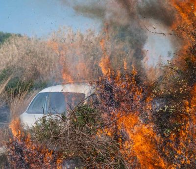 Incendio campo coche