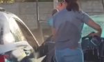 Esto es lo que nunca hay que hacer al lavar el coche: graban a una mujer limpiando el interior de su vehículo con agua a presión