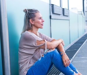 Mujer esperando gasolinera