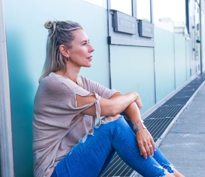 Mujer esperando gasolinera