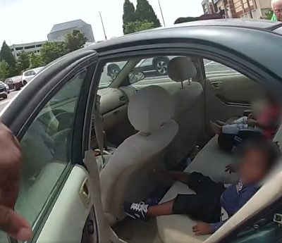 Pequeños olvidados coche