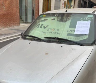 coche abandonado calle nota