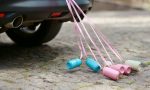 ¿Qué pasa si ves una lata atada a un coche? No tiene nada que ver con las bodas y es muy peligroso
