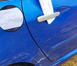 nota coche arañado festival