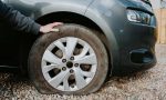 ¿Adiós a la rueda de repuesto? Así funciona el kit antipinchazos que ya lleva la mayoría de los coches nuevos