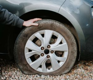 Coche rueda pinchada