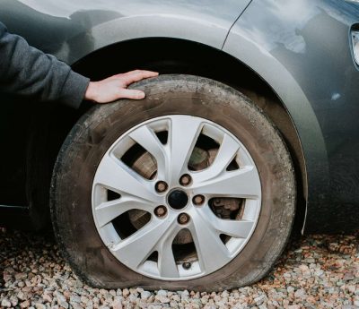 Coche rueda pinchada