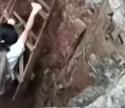 Mujer zanja robotaxi