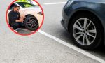 Si dejas las ruedas así al aparcar puedes provocar que el coche acabe en el taller: la útil recomendación de un mecánico
