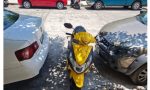 “Son autos, no helicópteros”: el post en X sobre una moto aparcada entre coches que crea polémica en redes sociales