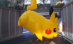 Iba conduciendo y un Pikachu gigante bloquea el paso: una imagen surrealista que se viralizó en segundos