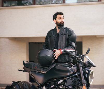 Motorista quitándose el casco