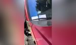 Le destrozó el coche al aparcar y dejó una nota en el parabrisas: nadie entiende cómo ha podido estacionar así