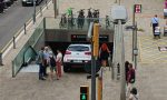Iba a una cita médica en su coche y terminó ‘aparcando’ en la entrada del metro de Barcelona: los transeúntes no lo podían creer