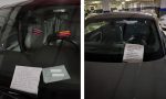 Aparca su coche y cuando vuelve encuentra varios mensajes en el parabrisas: hay uno en particular que no deja a nadie indiferente