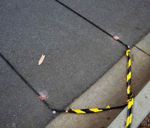 Cables negros calzada