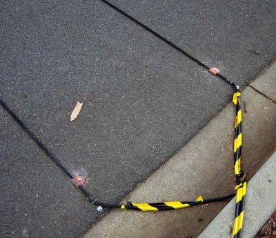 Cables negros calzada