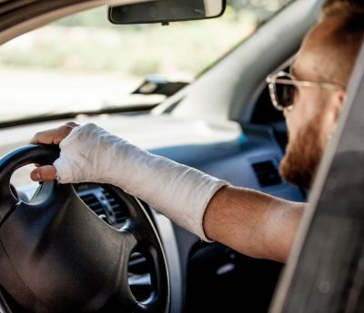 Conduciendo brazo escayolado