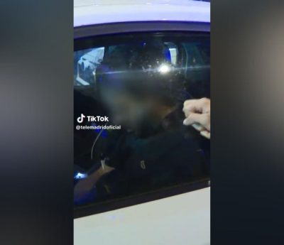 Hombre dormido en una rotonda