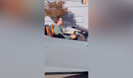 Joven descapotable Lamborghini