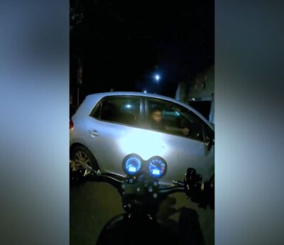 Motorista abre puerta