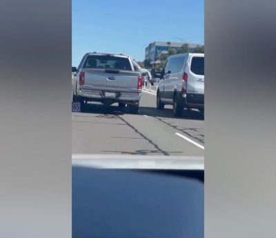 Mujer saca cuerpo ventanilla