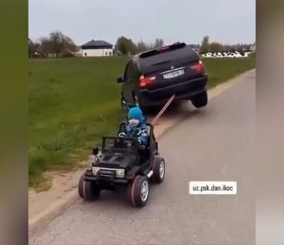 Niño ayuda a su padre