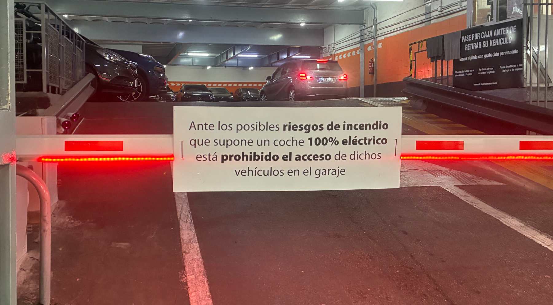 aparcamiento prohíbe coches eléctricos