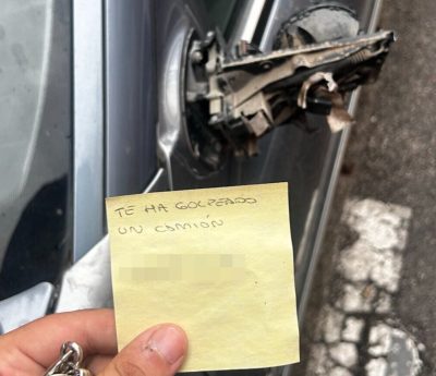 coche espejo destrozado