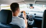 La Policía Municipal de Madrid recuerda el peligro de comer o discutir en el coche en plena campaña de la DGT